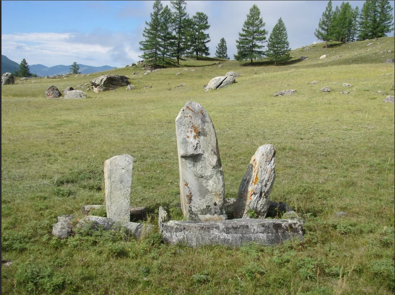 Археологические памятники курганы. Пазырыкские Курганы горный Алтай. Пазырыкский Курган в Горном Алтае. Пазырыкские Курганы на Алтае. Чуйский оленный камень Алтай.