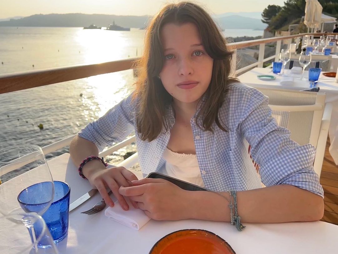 Привет из Канн: Милла Йовович показала фото подросших дочерей
