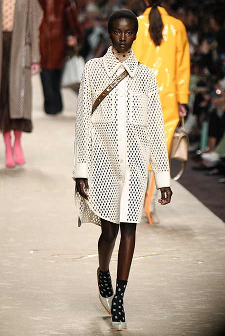 Кайя Гербер, Джиджи и Белла Хадид на показе последней коллекции Карла Лагерфельда для Fendi Кайя Гербер, Джиджи и Белла Хадид на показе последней коллекции Карла Лагерфельда для Fendi Мода / Новости моды