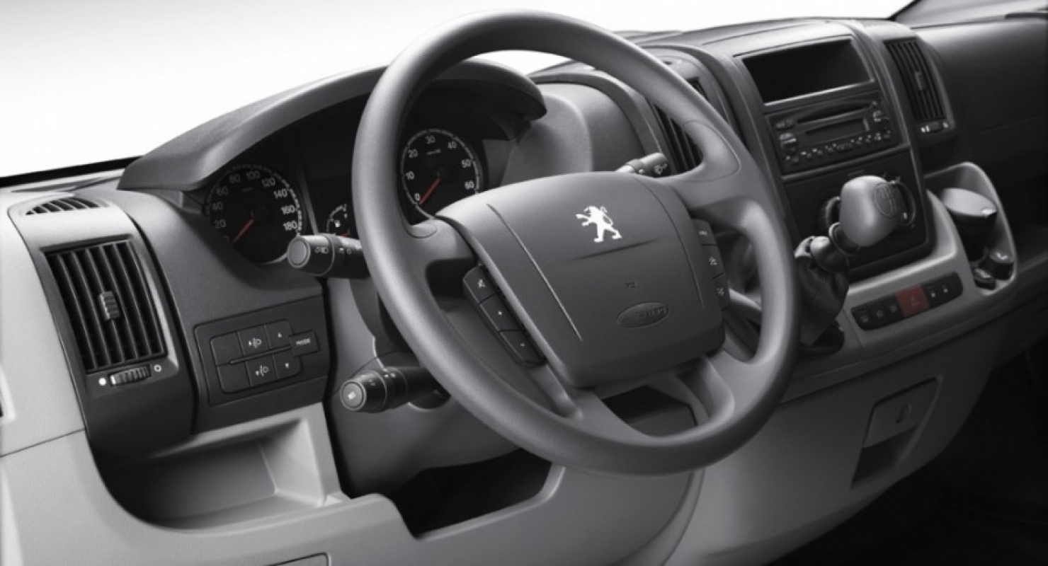 Новый кроссовер Peugeot 408 не прошел «лосиный тест»