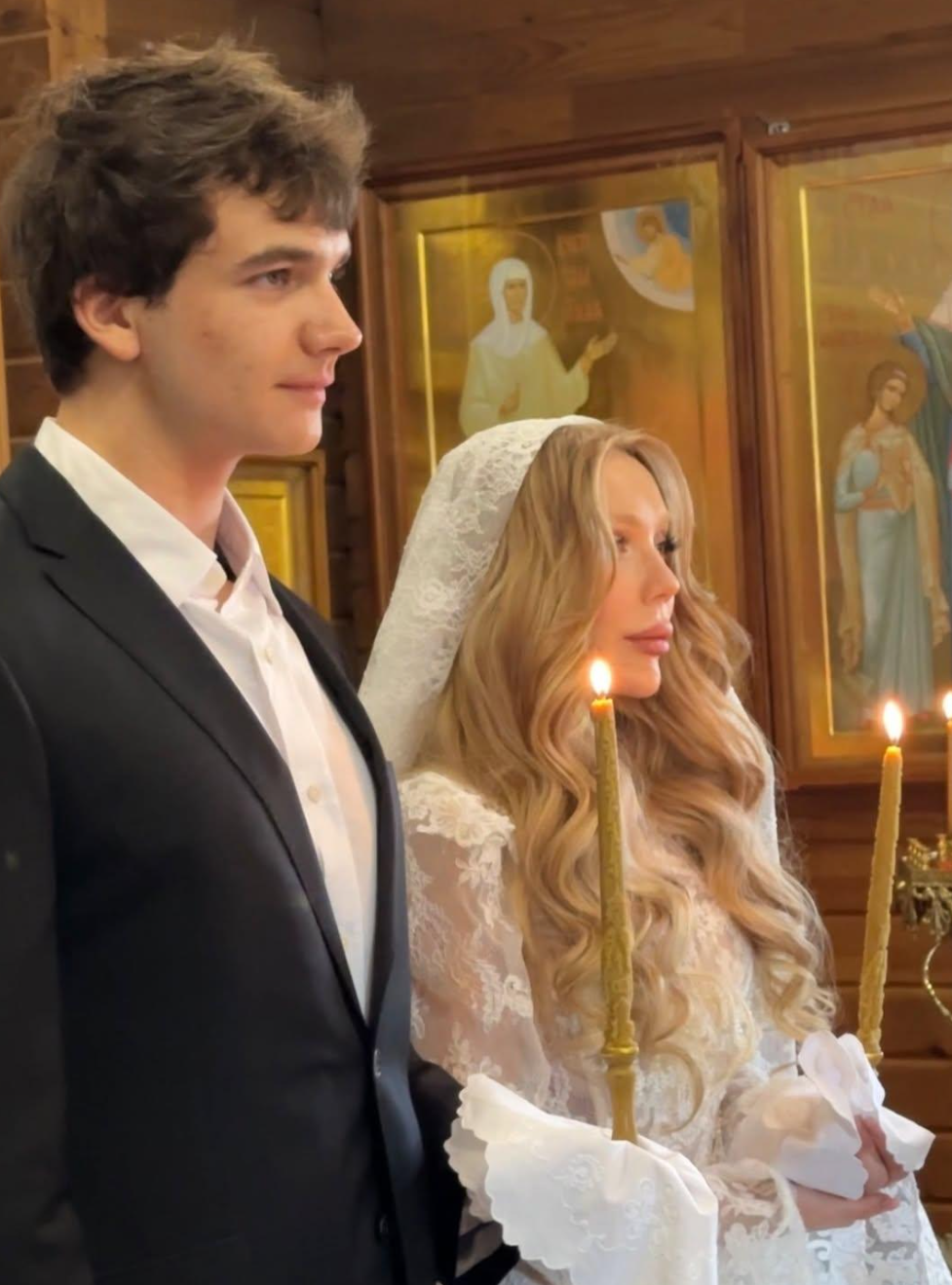 Романтическое кружево и белоснежная фата: Карина Кросс обвенчалась с хоккеистом Марком Рудаковским Карина, Кросс, Рудаковский, хоккеист, младше, помолвке, появился, спортсмен, попросил, одном, выйти, певица, ответила, «Динамо», сделал, блогер, Марком, также, Ершов, спустя