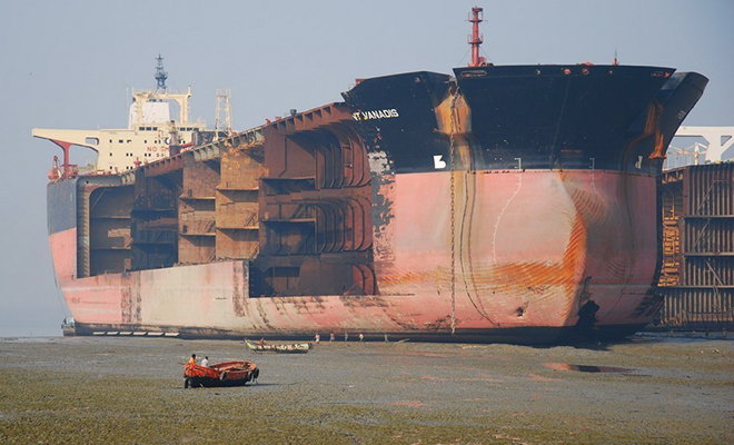 200 кораблей в год: в Бангладеш превратили пляж в верфь и разбирают сухогрузы и танкеры голыми руками