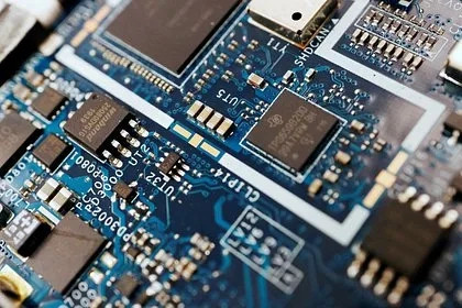 Китай пожаловался на попытки США подавить развитие их технологий