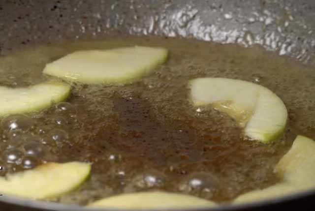 Блины с яблоками и корицей в карамели яблоками, сделать, блины, можно, очень, будет, блинов, просто, больше, будут, карамели, начинку, тесто, сахара, вариант, яблочной, шоколадным, минут, добавить, яблочки