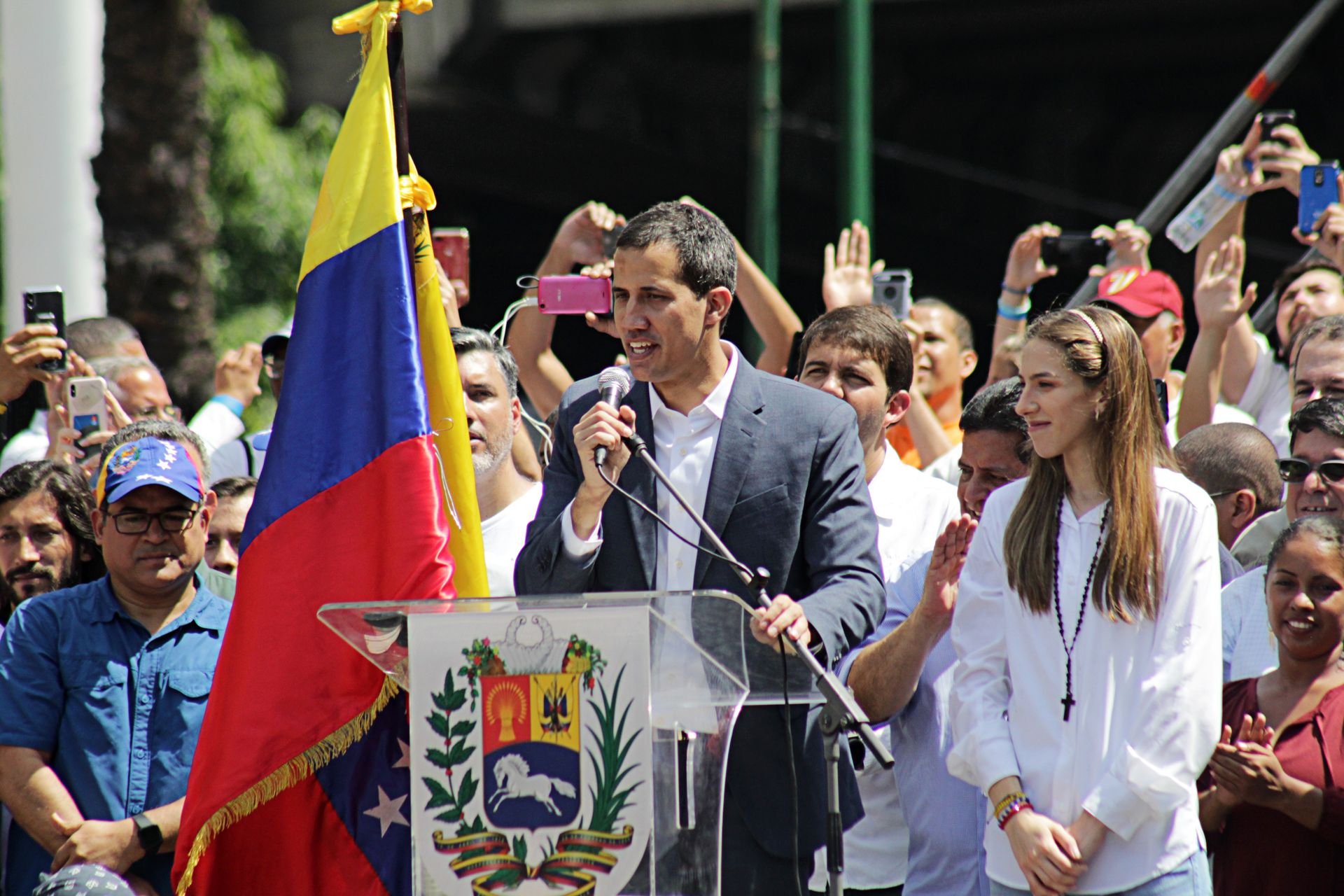 СМИ: США лишат Гуайдо статуса временного президента Венесуэлы Весь мир