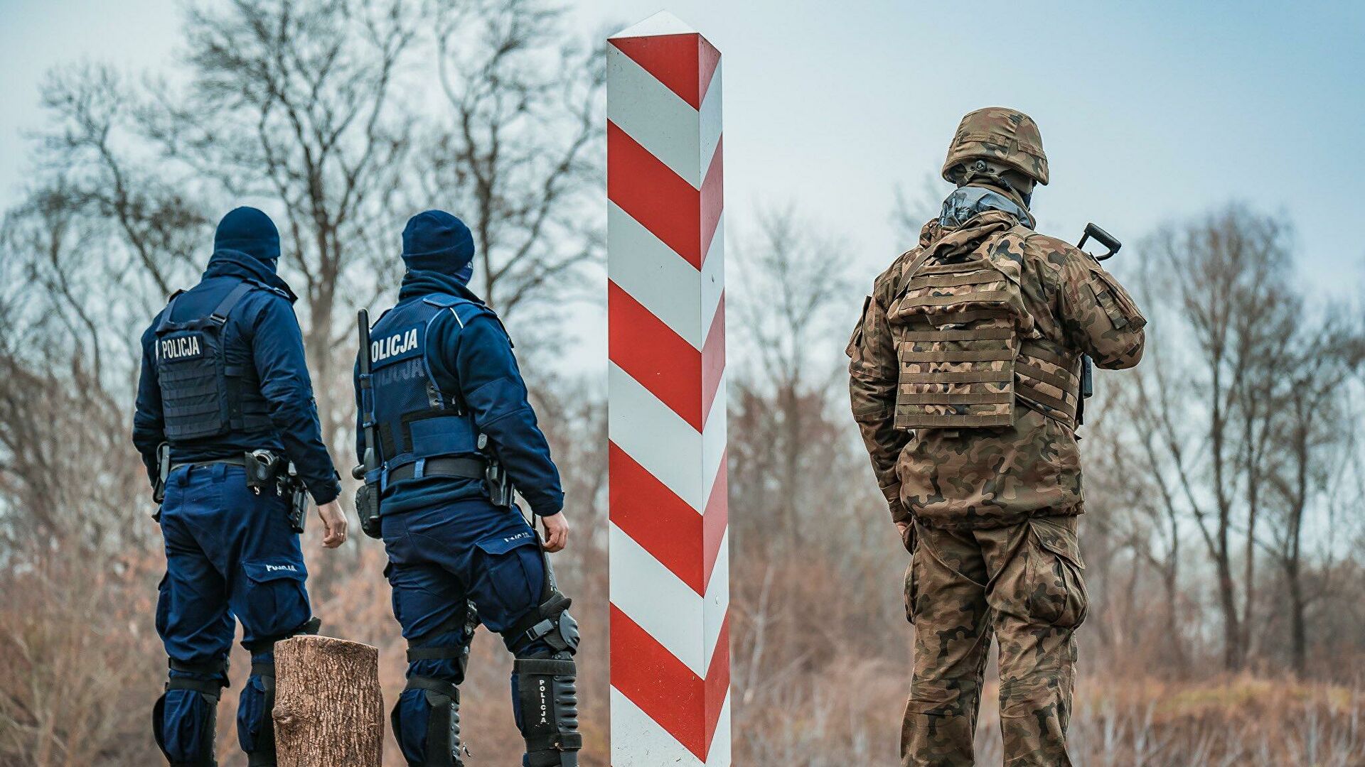 Сотрудники полиции Польши и польский военнослужащий на границе с Белоруссией - РИА Новости, 1920, 26.01.2022