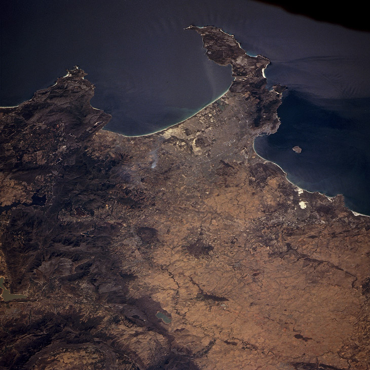 Кейптаун, Ложная бухта (вверху) и Столовая бухта с островом Роббен (справа), вид из космоса