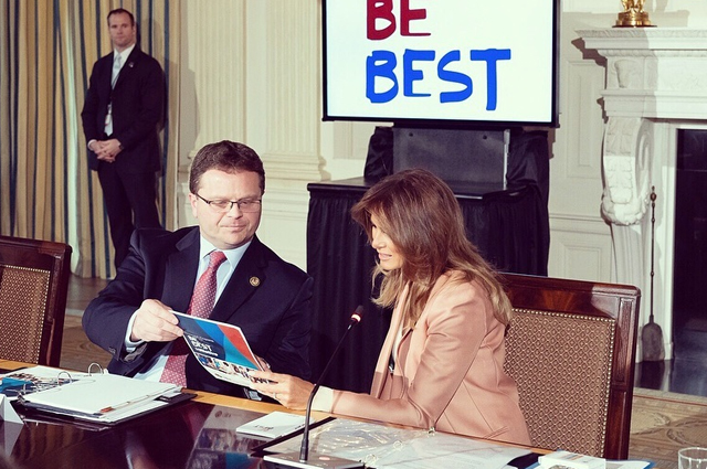 Мелания Трамп обсудила молодежные программы в Белом доме Новости