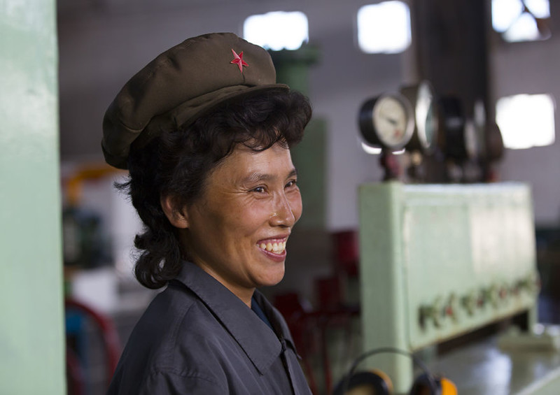 21. Работница на производстве, Хамхын житель, северная корея, улыбка, фотография