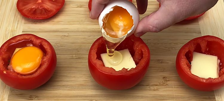 Делаем яичницу прямо в помидоре. Теперь это не просто блюдо из яйца, а изысканная закуска на стол можно, немного, блюдо, подавать, помидоров, помидор, Обычно, солим, присыпаем, майонеза, изпользуем, слоем, перчимПоследним, сыраДалее, разбиваем, Теперь, кусочком, закрываем, зеленого, добавляем