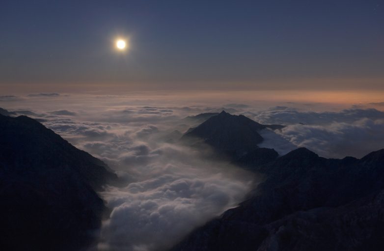 Между небом и облаками