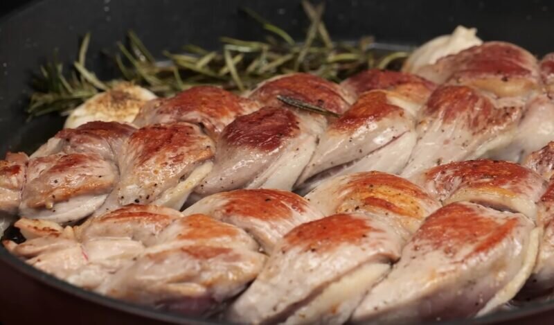 Вырезка — одна из самых вкусных частей свинины. Чаще всего хозяйки просто запекают мякоть целиком. Конечно, мясо получается вкусным, но блюдо выглядит совсем обычным.-6