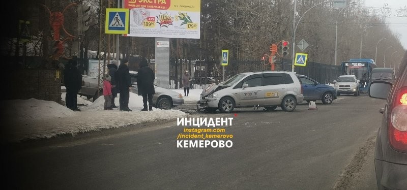 Безрассудный левый поворот: момент ДТП перекрёстке в Кемерово