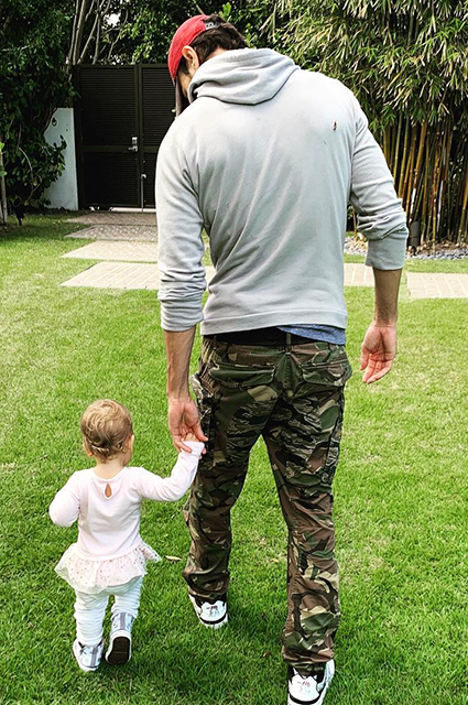 Энрике Иглесиас сыграл в футбол с подросшим сыном sundaymood