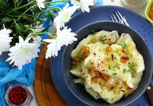 Мешаем тесто с салом, делаем галушки с луком