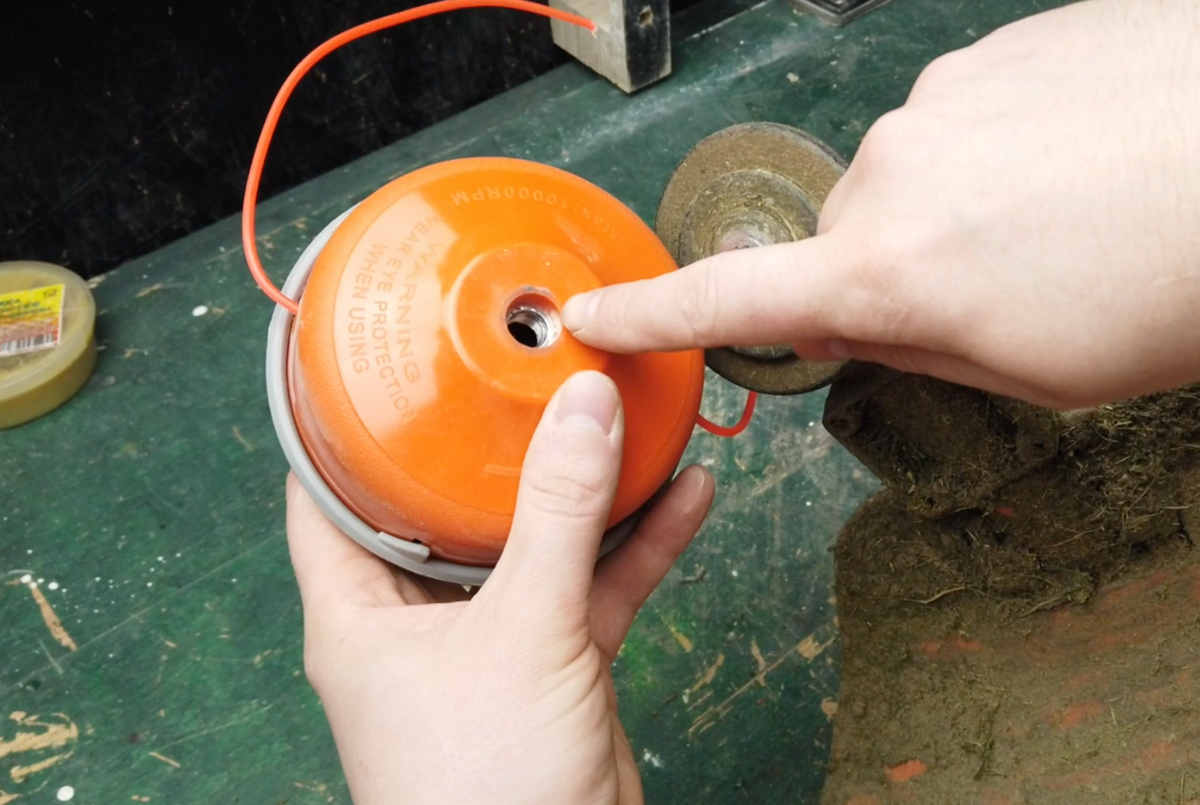 Хитрый старый дворник показал мне мастер класс по быстрой уборке снега).