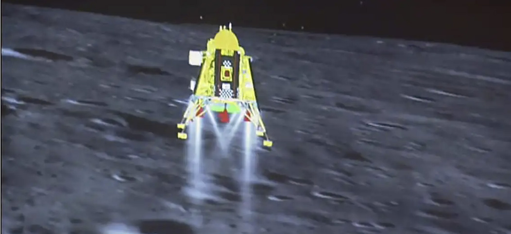 "Чандраян-3" совершает посадку на Южном полюсе Луны