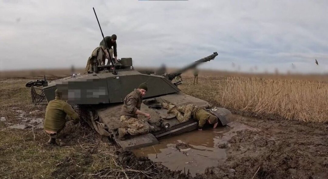  А с виду лужа казалась такой безобидной, что по ней и ослик Иа из винипуха свободно смог бы пройти пешком, но нет, судьба злодейка распорядилась иначе, простая лужа превратила мощный британский танк-2