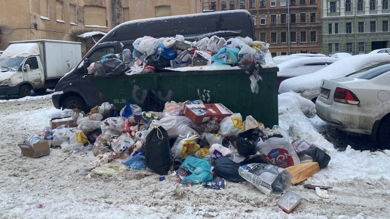 Петербуржцы на внедорожнике вывалили мусор у дверей совета депутатов в Комарово