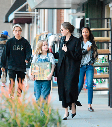 В черном с головы до пят: Анджелина Джоли замечена на прогулке с дочерью В черном с головы до пят: Анджелина Джоли замечена на прогулке с дочерью Мода / Стиль звезд