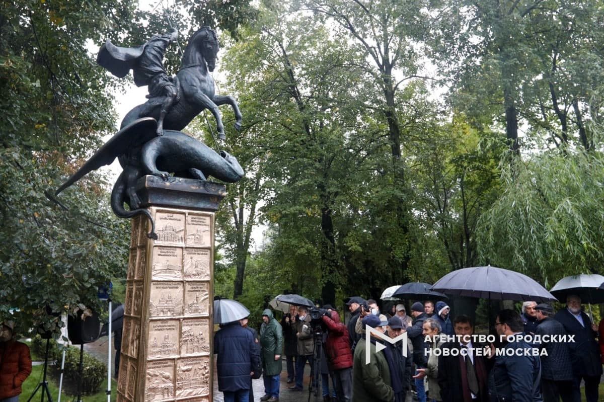 Памятник бывшему мэру Москвы Юрию Лужкову был открыт сегодня на Новодевичьем кладбище. Ранее на...