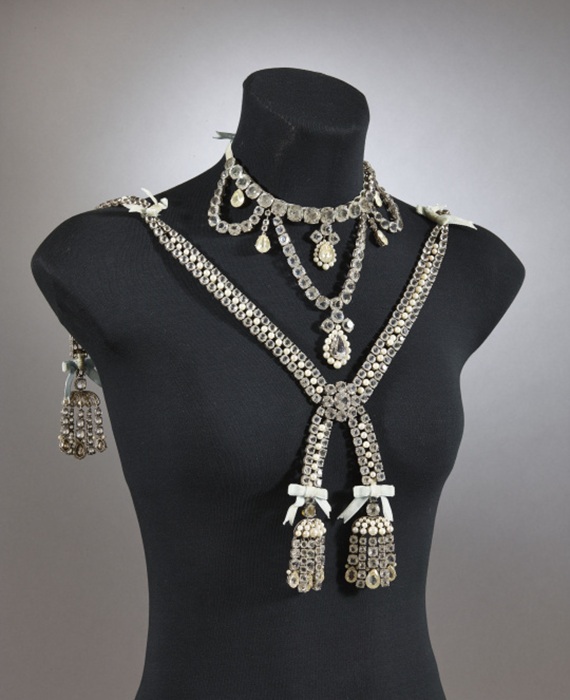 Одно украшение, а сколько проблем.