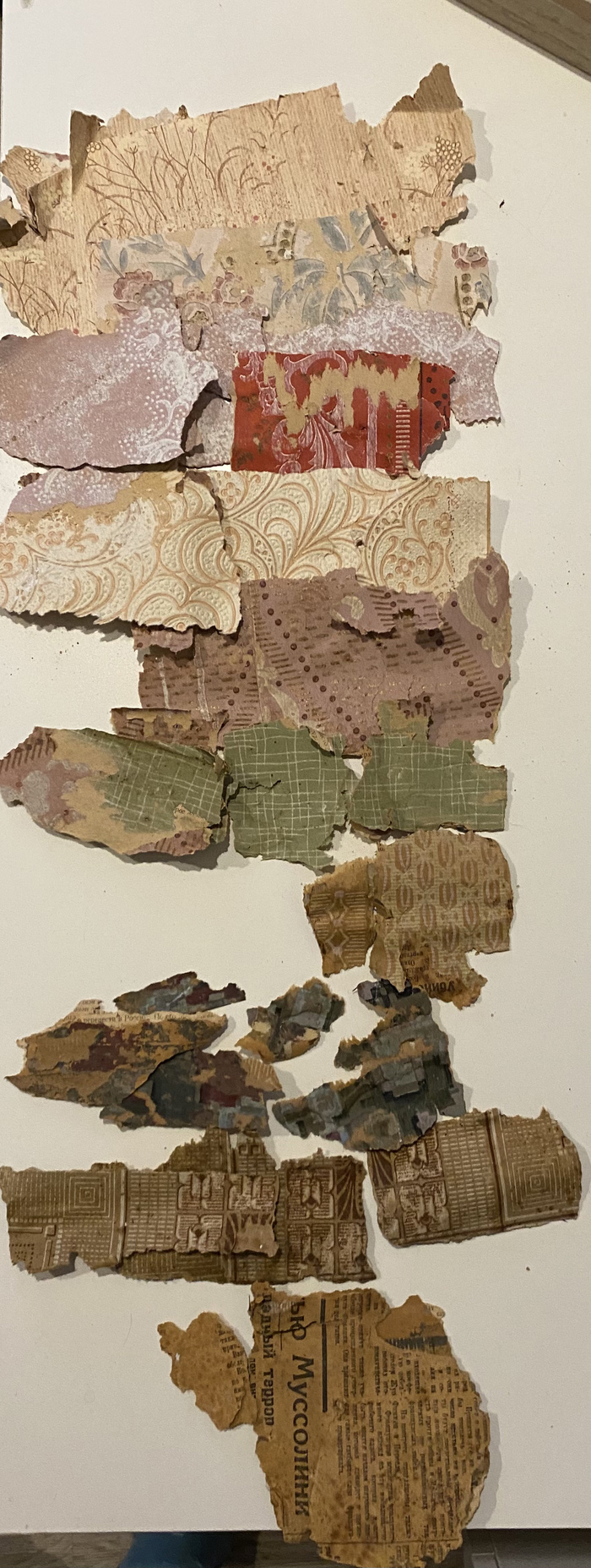 Девушка сдвинула шкаф в 108-летнем доме и нашла «капсулу времени» из обоев: самому новому слою 30 лет Девушка сдвинула шкаф в 108-летнем доме и нашла «капсулу времени» из обоев: самому новому слою 30 лет Культура