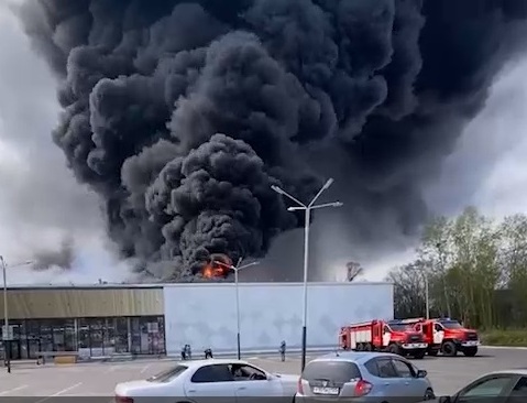 270 человек эвакуированы из горящего на 1100 кв. м. гипермаркета в Хабаровске