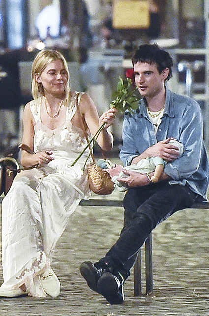 Сиенна Миллер и ее экс-возлюбленный Том Старридж отдыхают в Риме вместе со своей дочерью Звездные пары