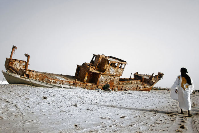 Старая конструкция на берегу Атлантического океана в Мавритании.