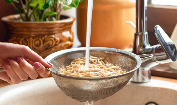 Если готовите пасту ни в коем случае не промывайте макароны, иначе соус будет плохо «держаться» / Фото: foodandmood.com.ua
