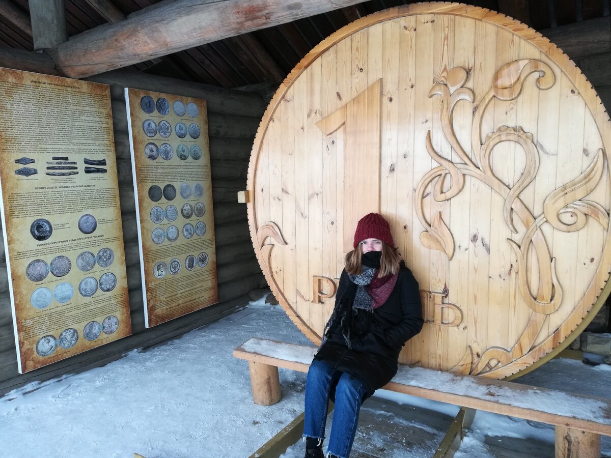 Памятник деревянному рублю в том самом Томске. И дочь моя:) Фото автора.
