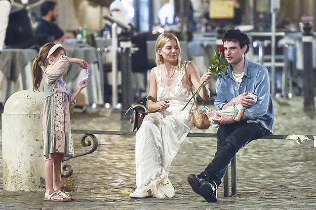 Сиенна Миллер и ее экс-возлюбленный Том Старридж отдыхают в Риме вместе со своей дочерью Звездные пары
