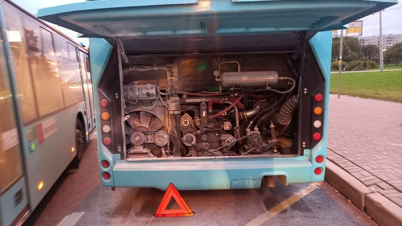 Автобус на проспекте Ветеранов не горел: стали известны подобности лжепожара