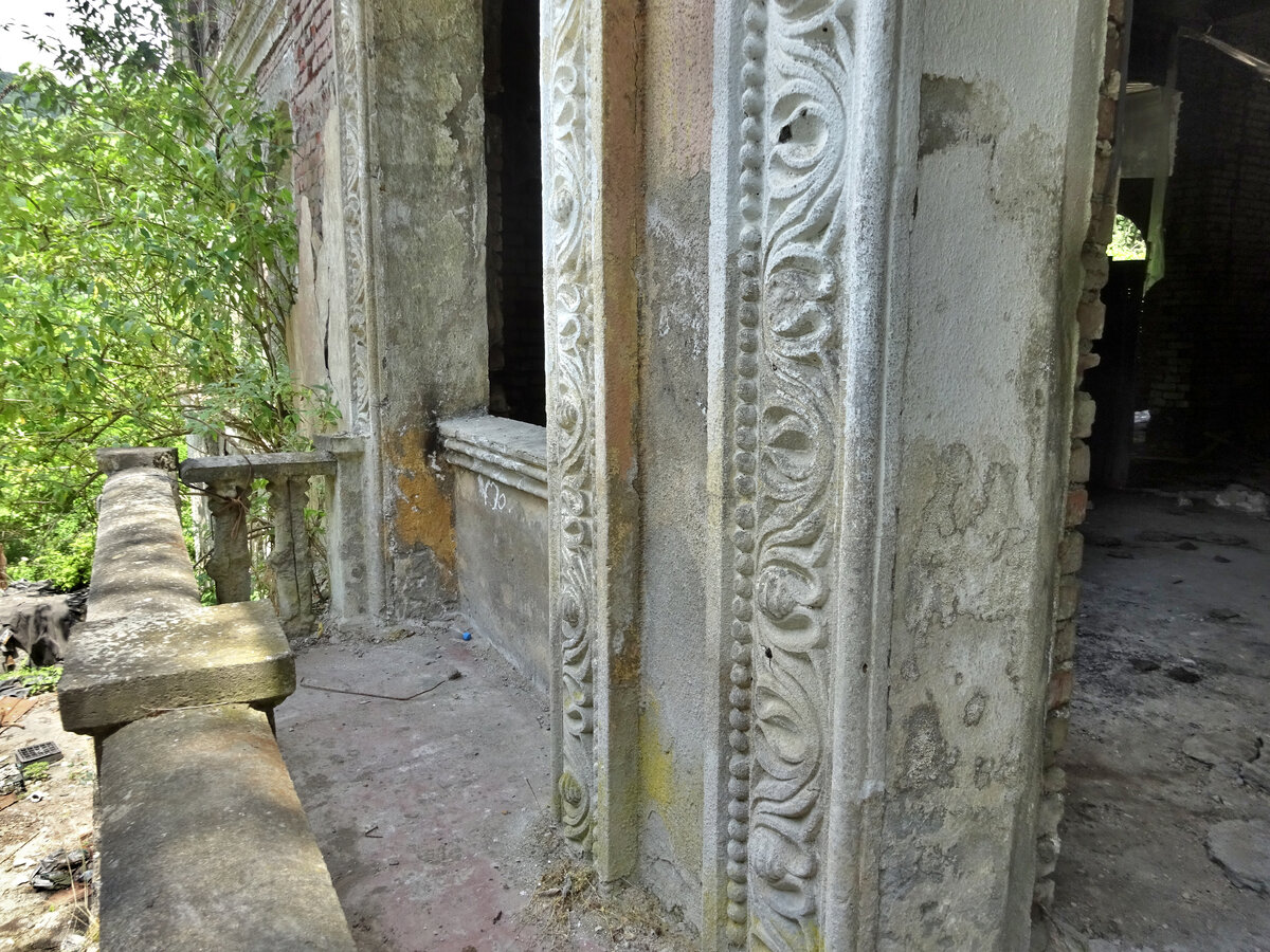 Бывшая гостиница в городе-призраке Акармара - одно из самых красивых зданий 