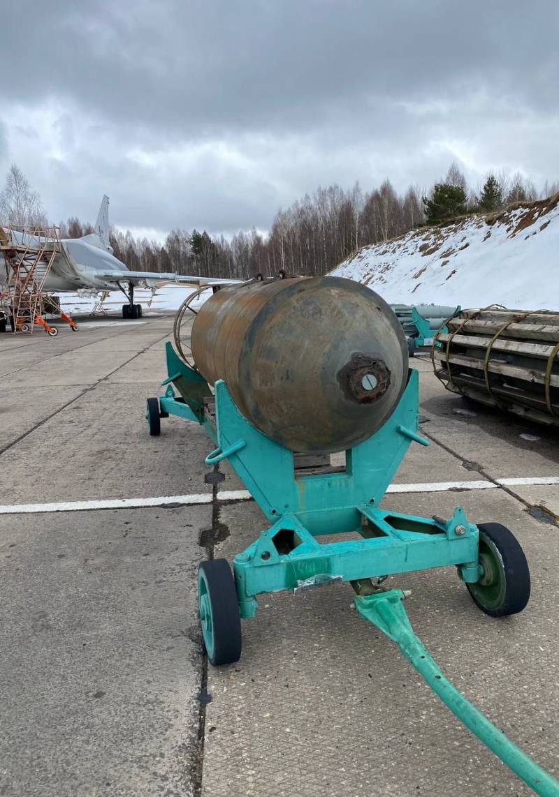 В России расконсервировали бомбы ФАБ-3000 на фоне операции на Украине Новости