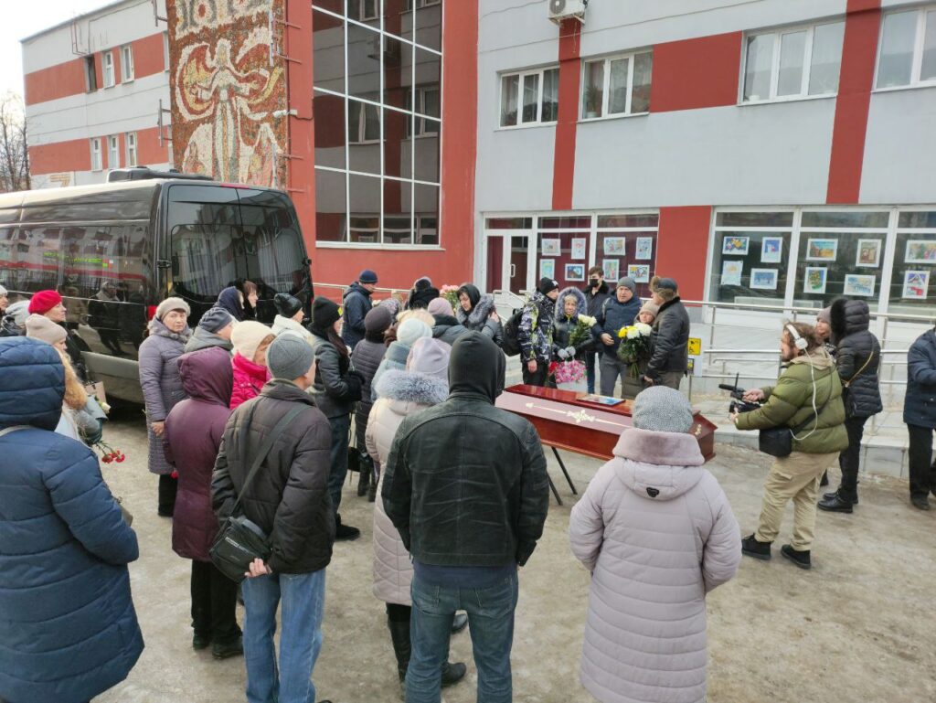 В Рязани прощаются с убитой матерью двоих детей Еленой Логуновой