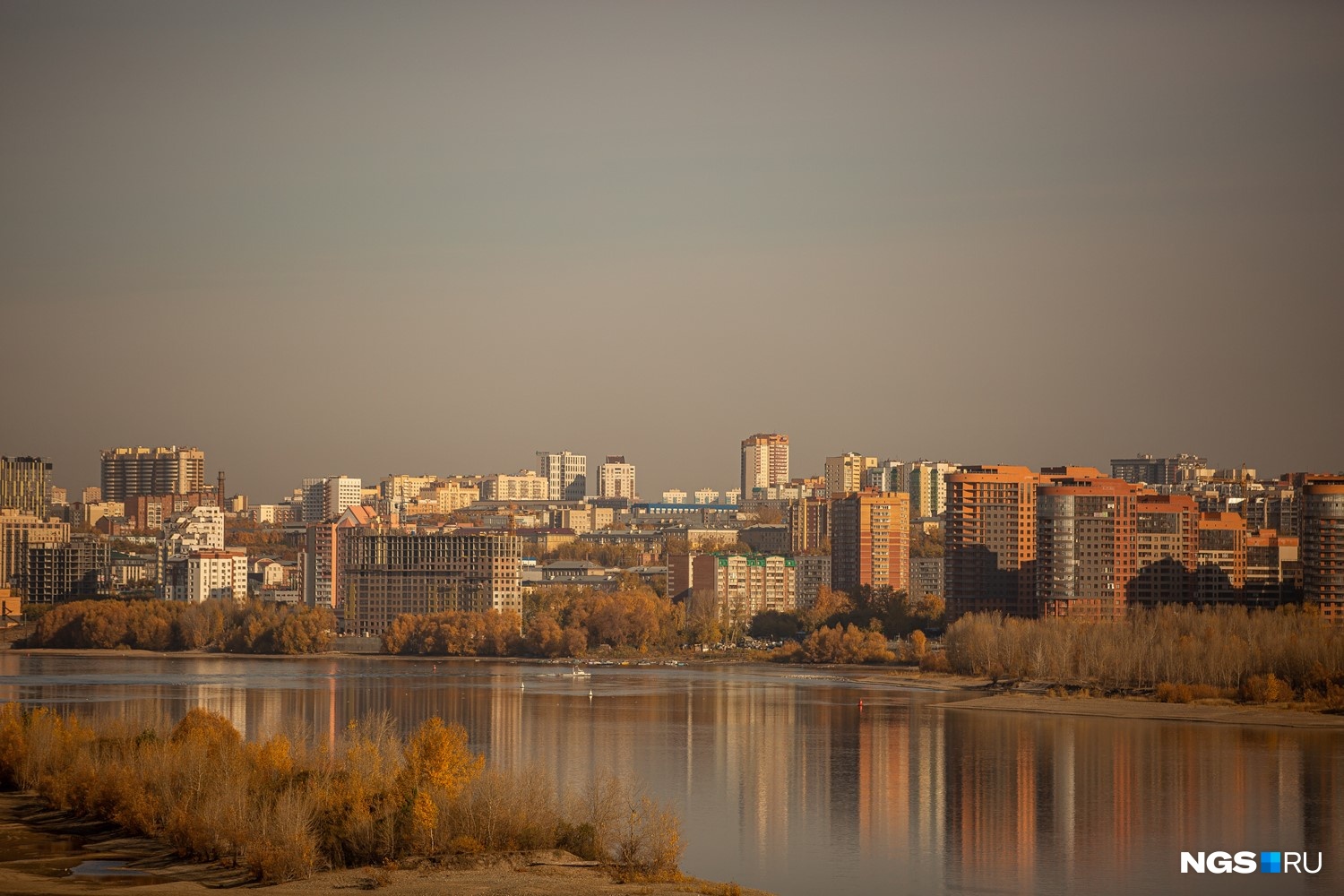 Новосибирске октября. Осенний Новосибирск. Набережная Новосибирск осенью. Новосибирск осень 2020. Новосибирск осень панорама.