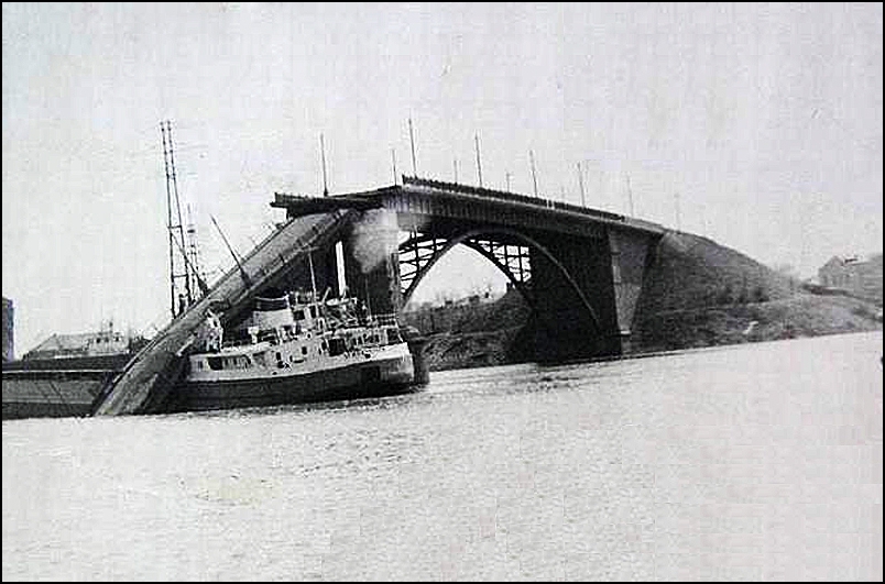 Корабль врезался в мост