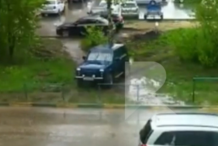 В Рязани сняли на видео, как водители срезают дорогу через пешеходную тропинку