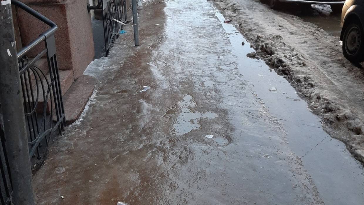 Возмущенные плохой уборкой улиц петербуржцы получают от Смольного отписки о «решении» проблем