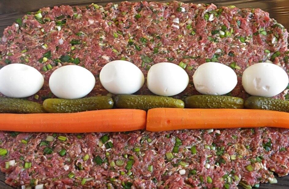 Руло Стефани - болгарский праздничный мясной рулет с куриными яйцами. 