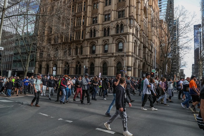 Массовые протесты против изоляции прошли в Мельбурне и Сиднее, полиция разогнала, арестовала и оштрафовала протестующих