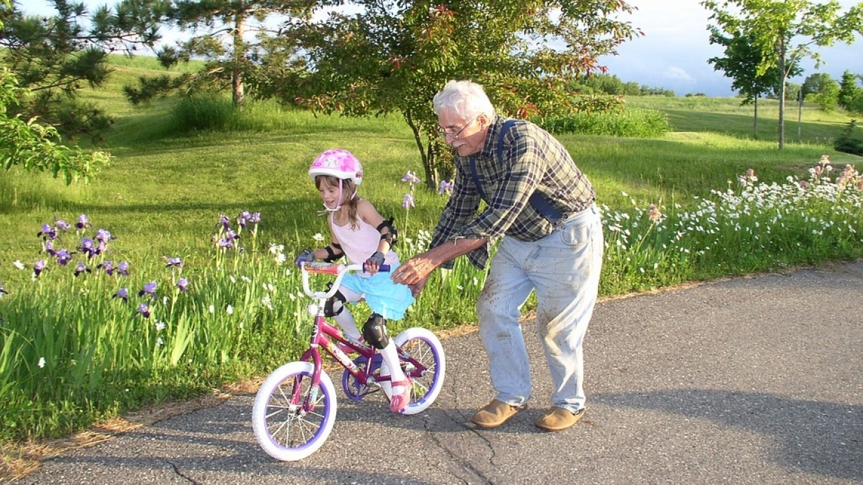 Бабушки и дедушки принимают не меньшее участие в жизни внуков, чем их родители