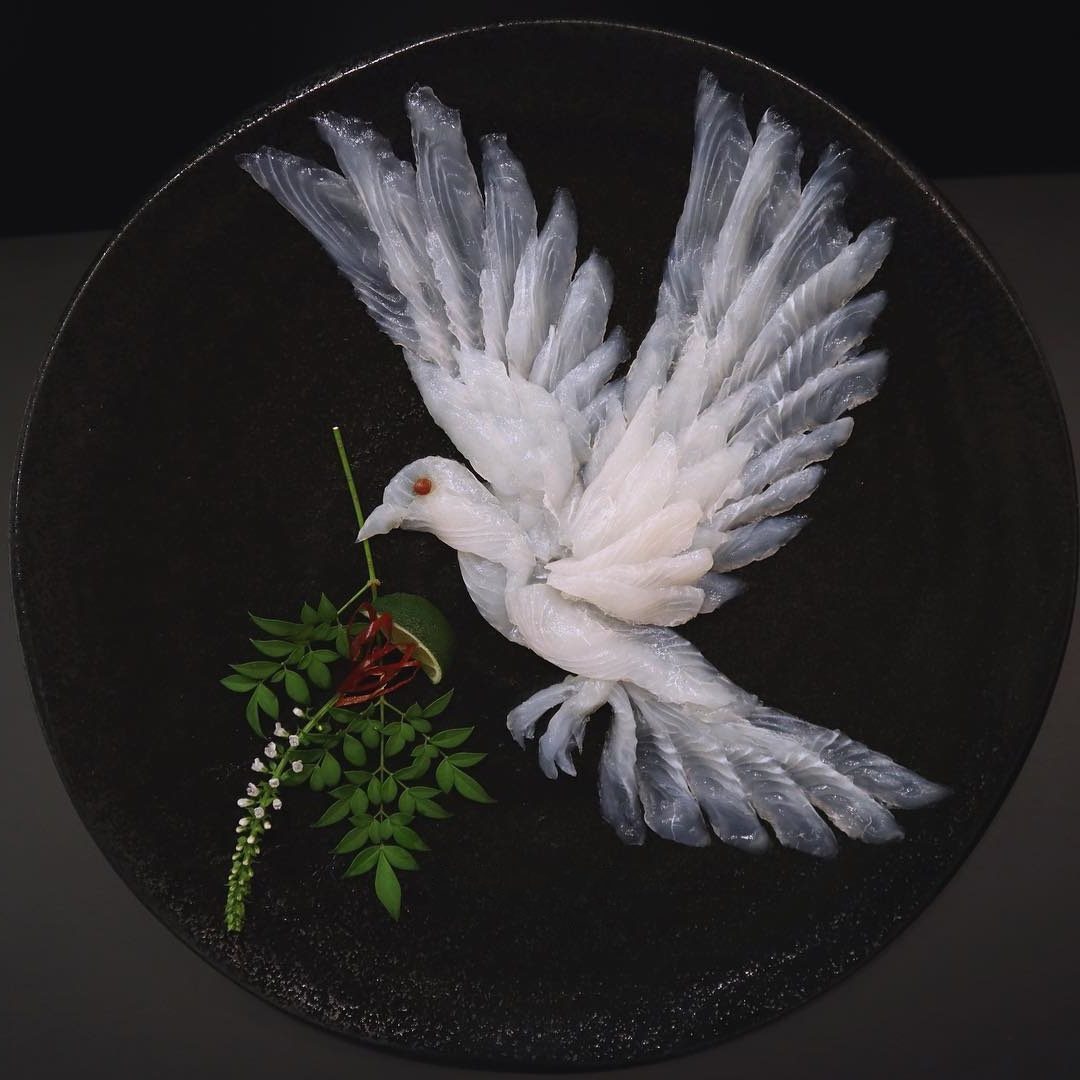 Эти шeдевры японeц создаeт из...pыбы. разное