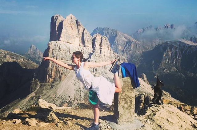 Хайкинг, йога и вино: Эмилия Кларк отдыхает с друзьями в Италии Хайкинг, йога и вино: Эмилия Кларк отдыхает с друзьями в Италии Новости