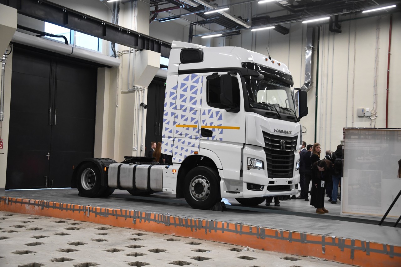 Фура камаз 2023. Беспилотный грузовик камаз. Беспилотный самосвал камаз. Новый камаз беспилотник. Новый тягач камаз 2023.