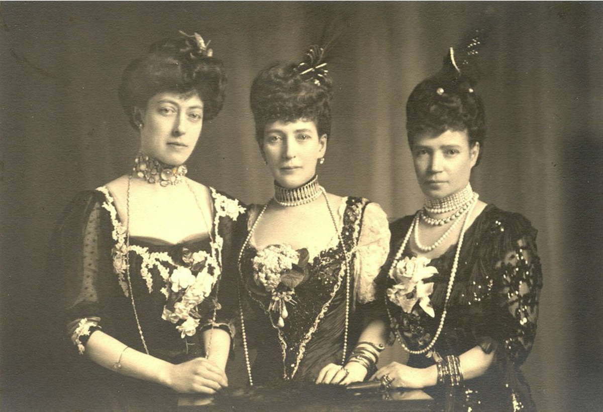 Девушки в черных нарядах – крайняя из них Мария Федоровна 
