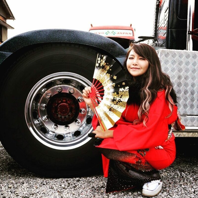 По дорогам Японии колесит самый красивый дальнобойщик По дорогам Японии колесит самый красивый дальнобойщик