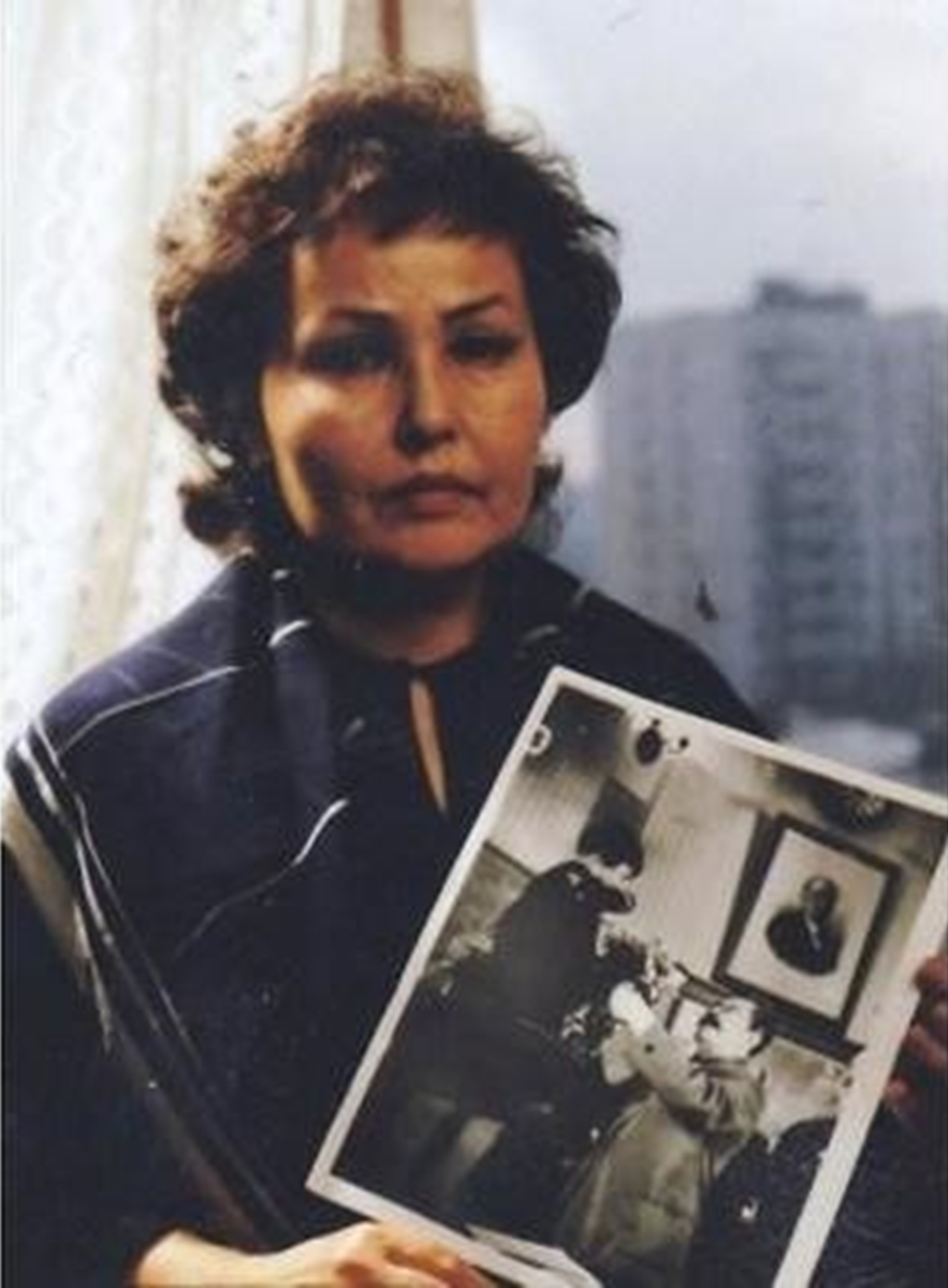 Энгельсина Маркизова со своей детской фотографией. 